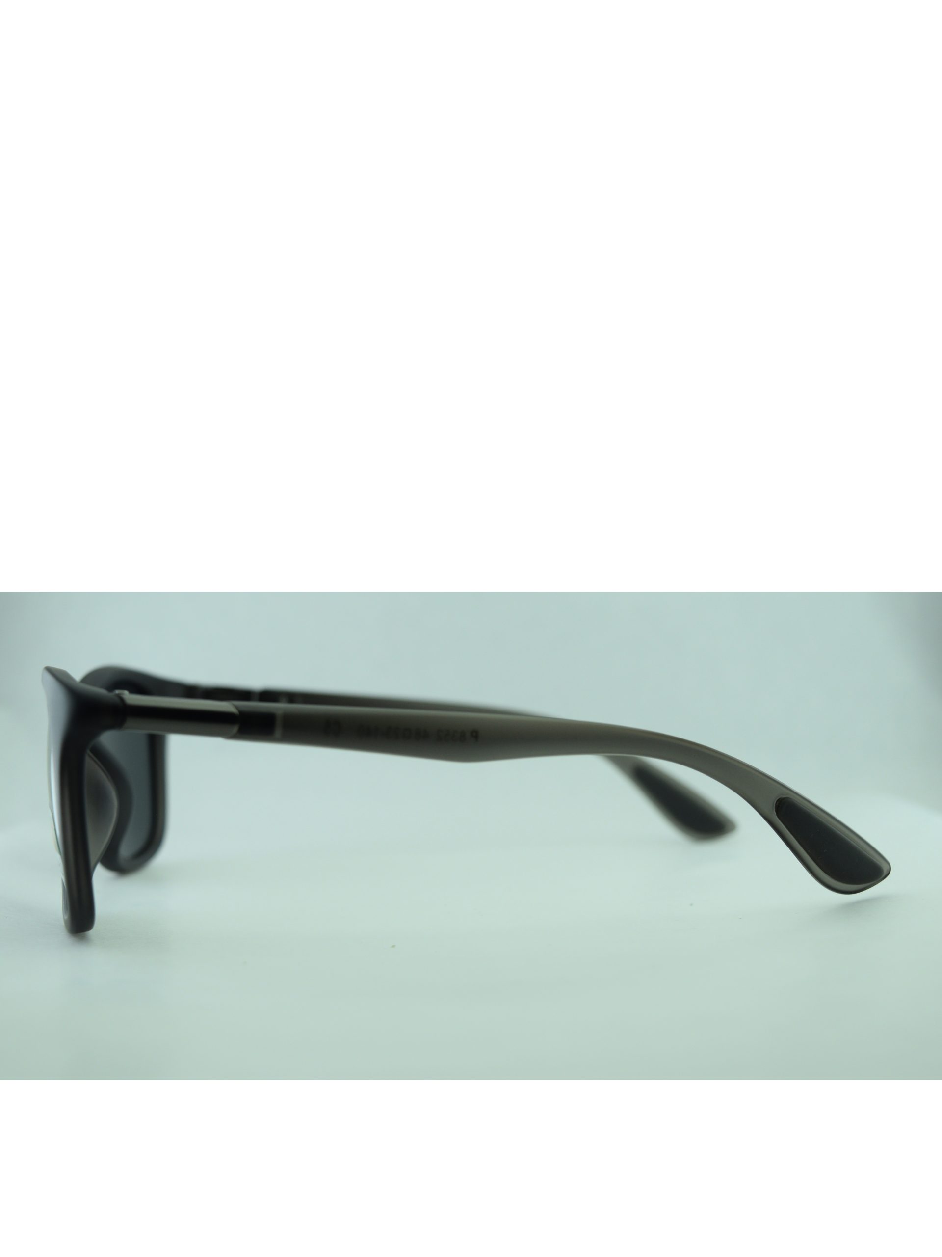 Anteojos de Sol de Plastico Gris livianos con protección UV | 8352GrCRNeC5