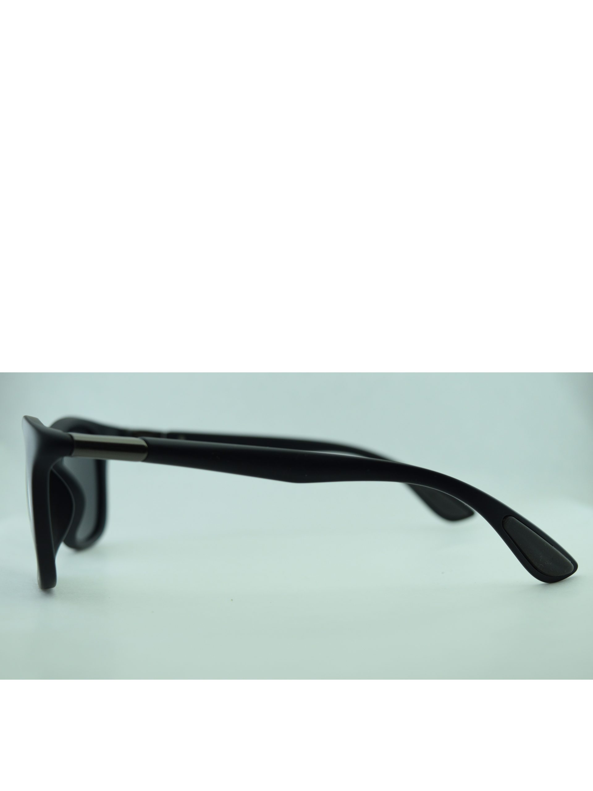 Anteojos de Sol de Plastico Negro livianos con protección UV | 8352NeCRplC4